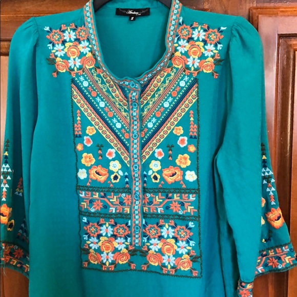 🎉Gorgeous Turquoise Embroidery Top🎉 - Picture 2 of 7